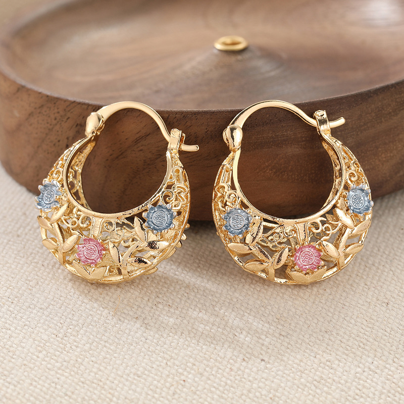 ✨ Žiarte eleganciou – Pozlátené náušnice v tvare polmesiaca s kvetinami z emailu – platba na dobierku 💐